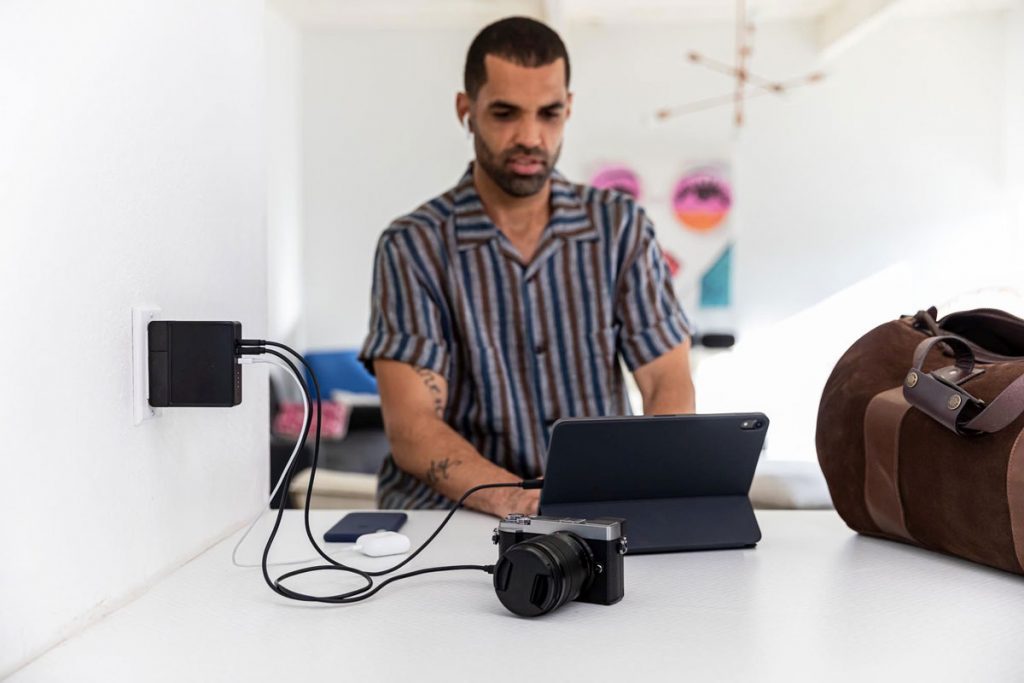Mophie’s Powerstation Hub Packs a Battery with Wireless Charging in a Charger-Chargerlab