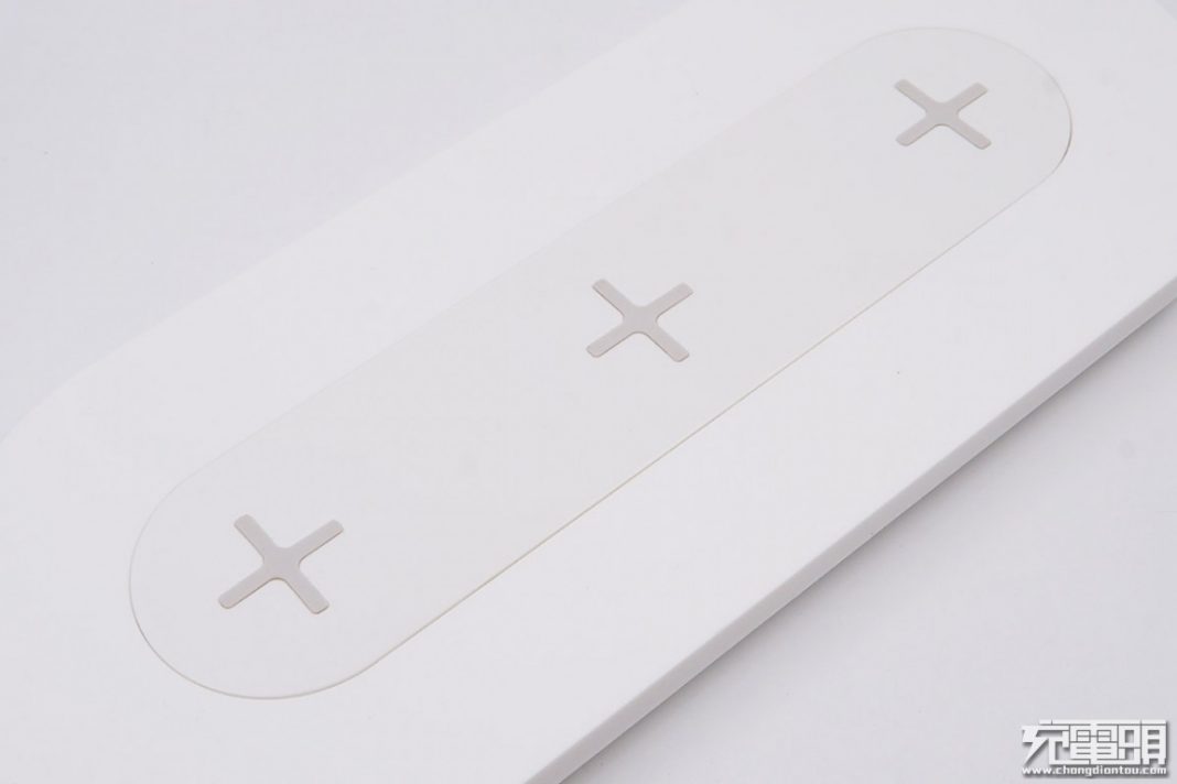 NORDMÄRKE triplo supporto d / ricarica wireless bianco