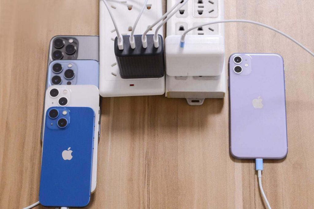 Why iPhone 13 Users Need a Multi-port USB PD Fast Charger?-Chargerlab