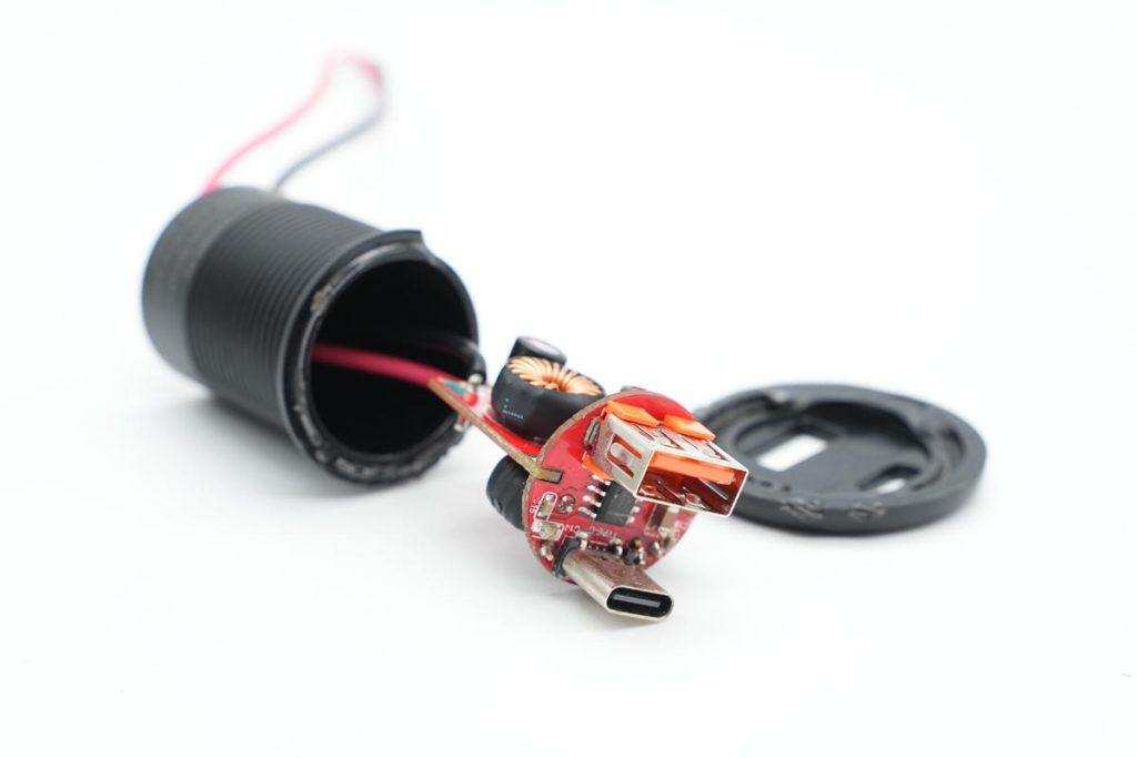 Teardown of Mercedes-Benz V-CLASS Original 36W Charger-Chargerlab