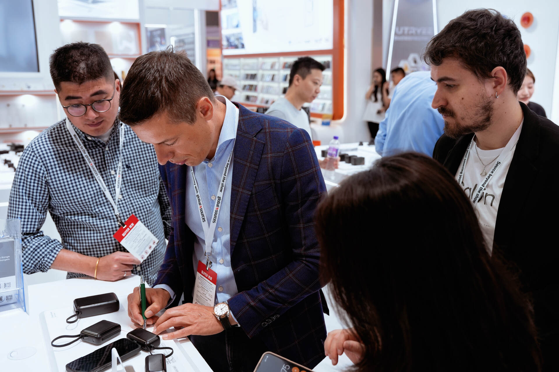 Mcdodo Showcases 2025 Red Dot Award-Winning Products at the Global Sources Hong Kong Shows-Chargerlab