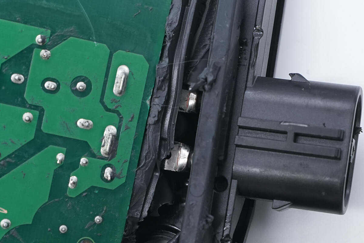 Teardown of Enphase IQ8P 480W Microinverter (IQ8P-72-2-INT)-Chargerlab