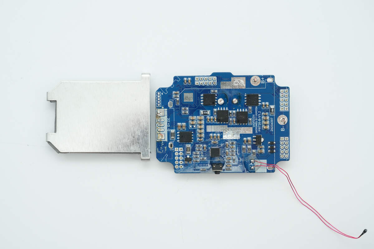 Teardown of UGREEN Nexode 20000mAh 165W Power Bank with Retractable USB-C Cable (PB726)-Chargerlab