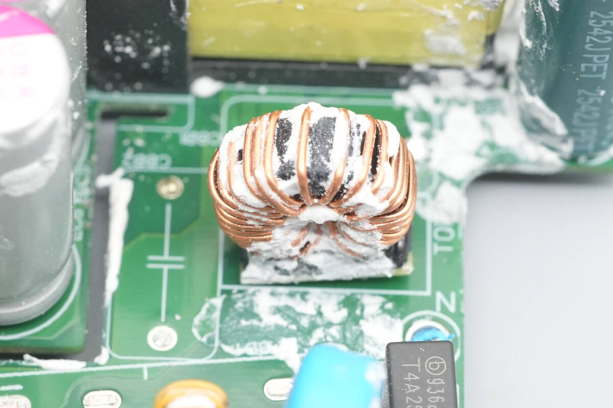 Teardown of Huntkey 140W GaN Charger (HKC14028050-0B1)-Chargerlab