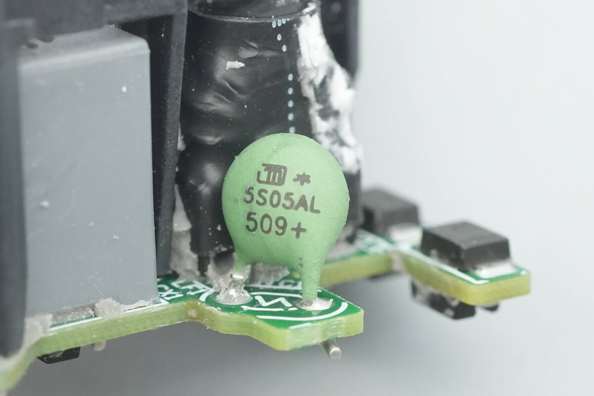 Teardown of Huawei SuperCharge 66W GaN Charger for Mate 80 (HW-110600C05)-Chargerlab