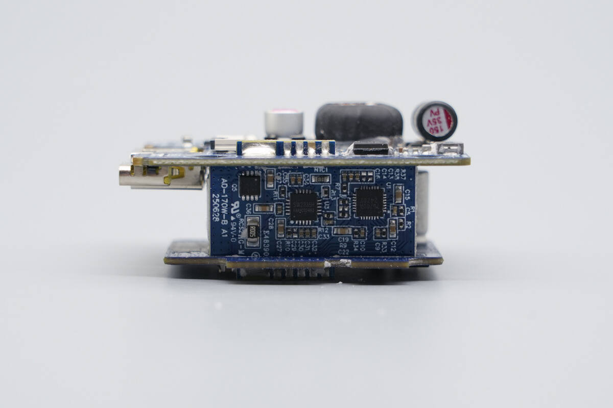 Teardown of AOHi THE FUTURE AI PD GaN+ 170W 3-Port LED Display Fast Car Charger (AOC-S009)-Chargerlab
