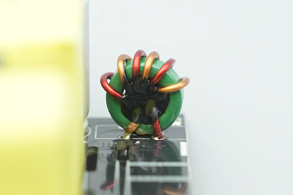 Teardown of Xiaomi 140W 8-in-1 Desktop Charging Station (XMCDZ-03QM)-Chargerlab