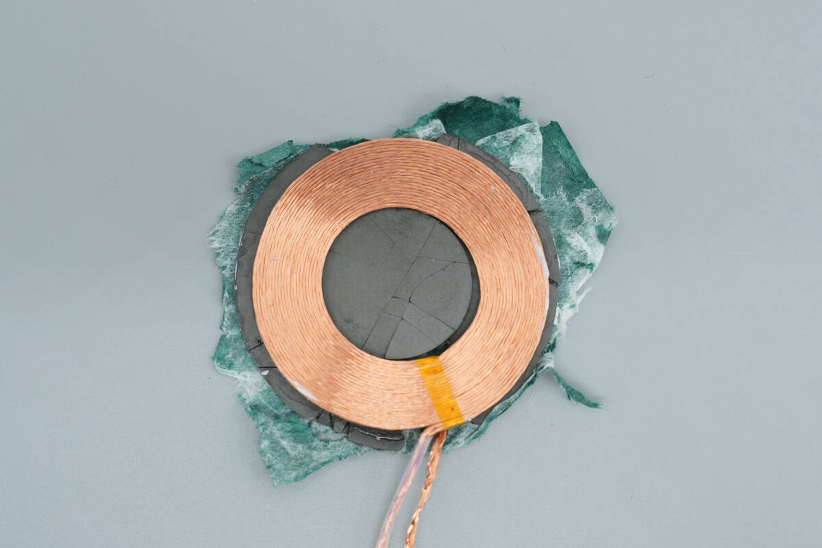 Teardown of Momax 10000mAh Semi-Solid State Magnetic Power Bank (IP163Q22)-Chargerlab