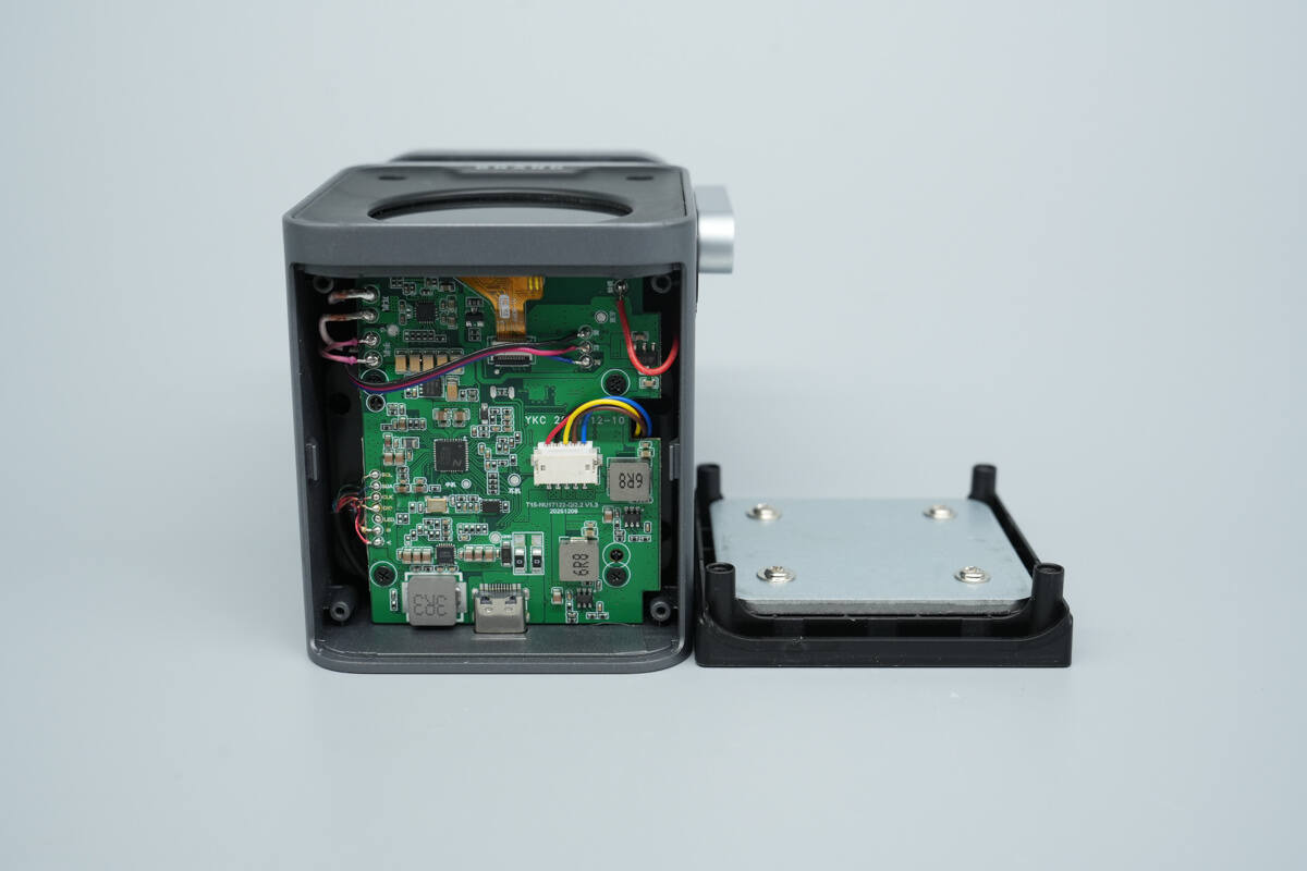 Teardown of KOAKUMA 3-in-1 Display Qi2.2 Wireless Charger-Chargerlab