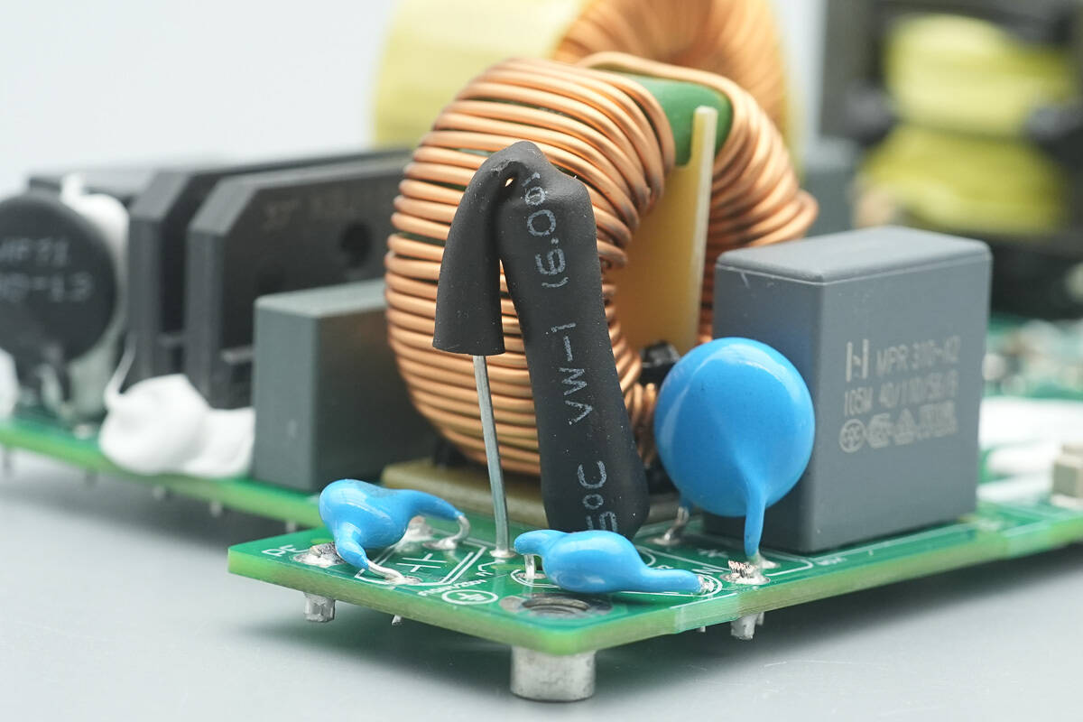 Teardown of MORNSUN 550W Platinum SiC Server Power Supply (LMS550-P12B)-Chargerlab