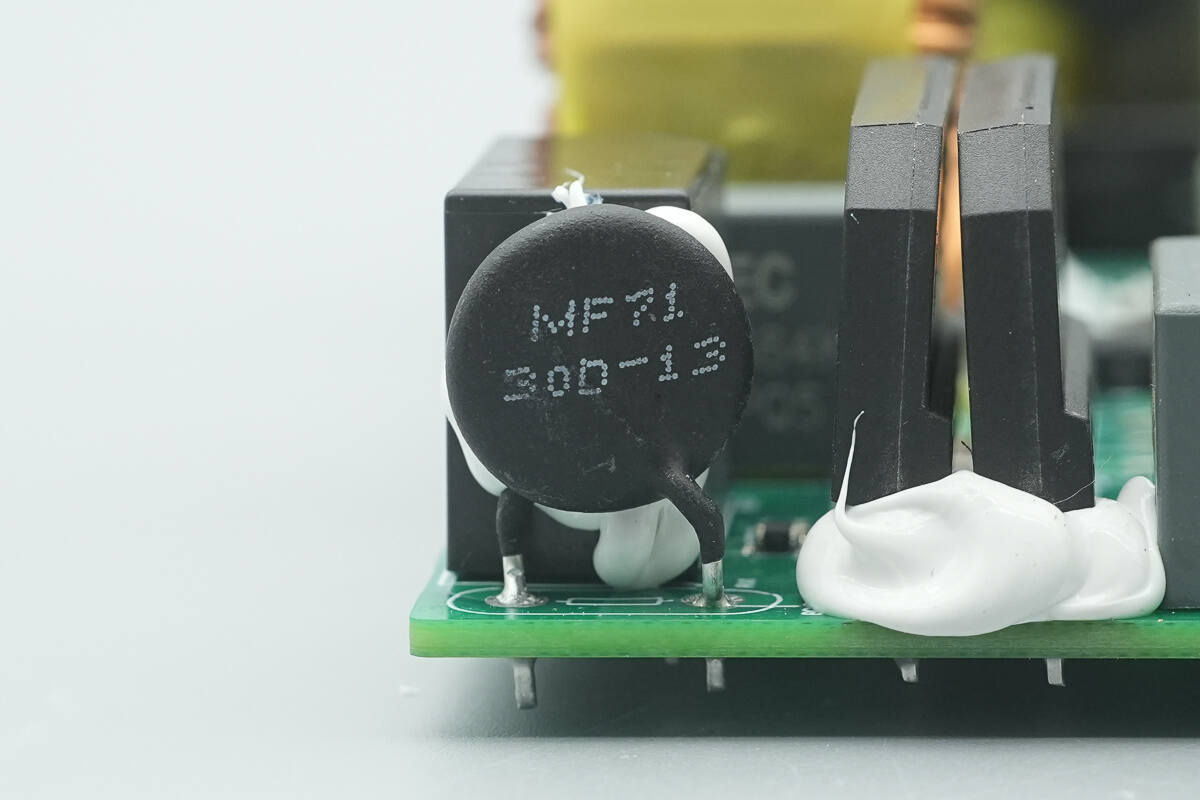 Teardown of MORNSUN 550W Platinum SiC Server Power Supply (LMS550-P12B)-Chargerlab