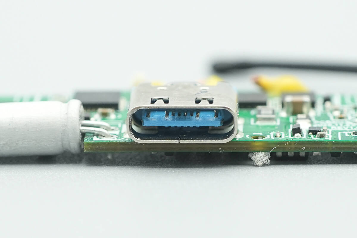 Teardown of Anker Nano 5000mAh Magnetic Power Bank (A1665)-Chargerlab