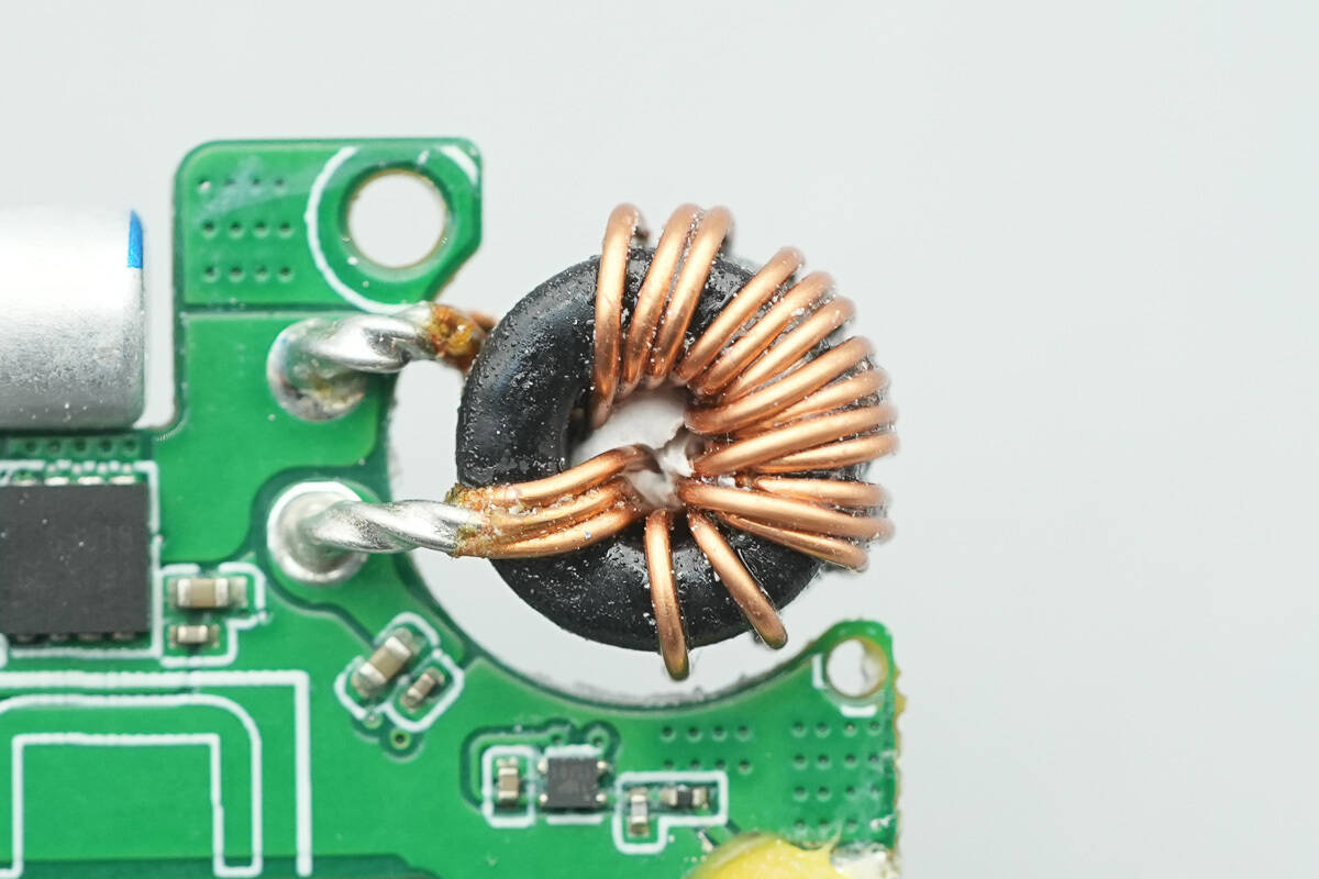 Teardown of Anker Nano 5000mAh Magnetic Power Bank (A1665)-Chargerlab