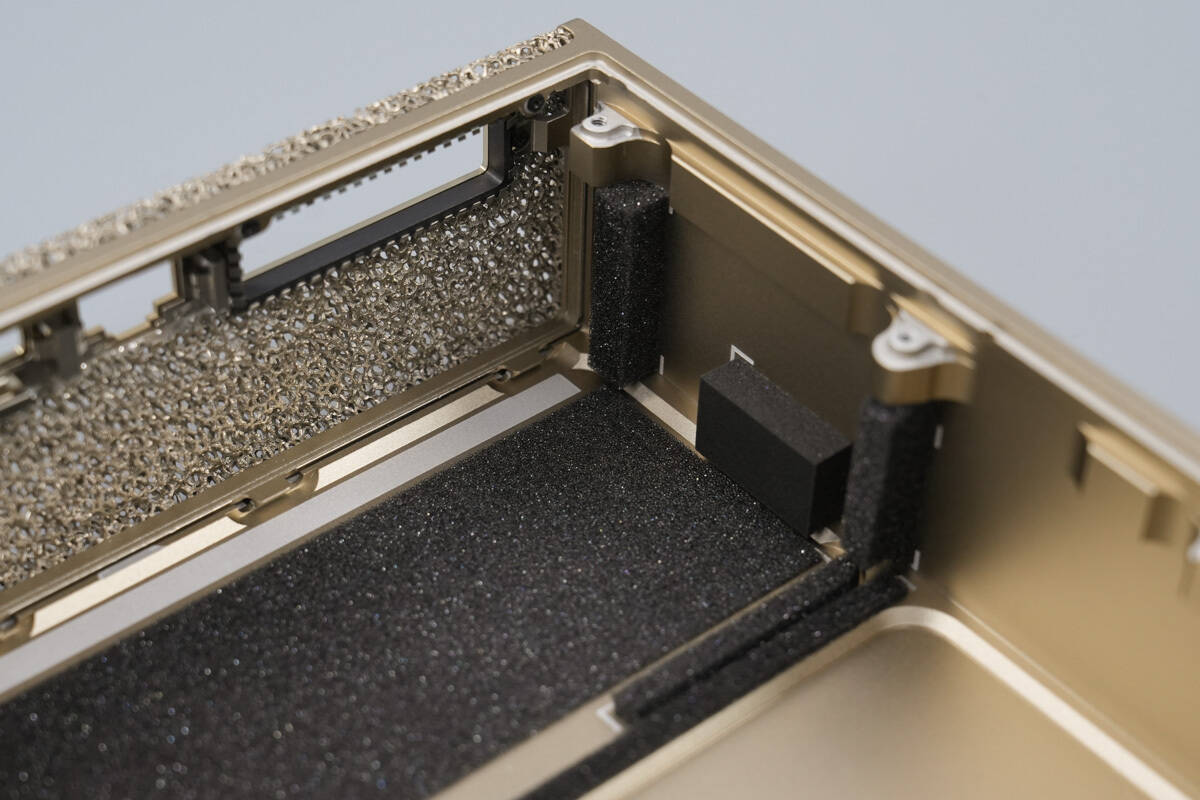 Teardown of NVIDIA DGX Spark 4TB-Chargerlab