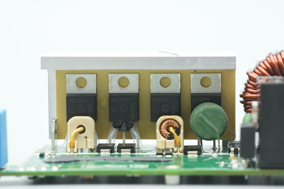 Teardown of the muRata’s 2000W Titanium-Rated SiC Server PSU-Chargerlab