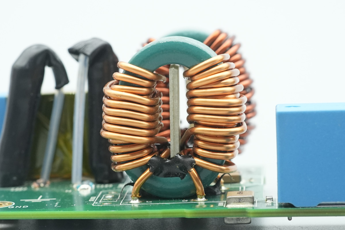 Teardown of the muRata’s 2000W Titanium-Rated SiC Server PSU-Chargerlab