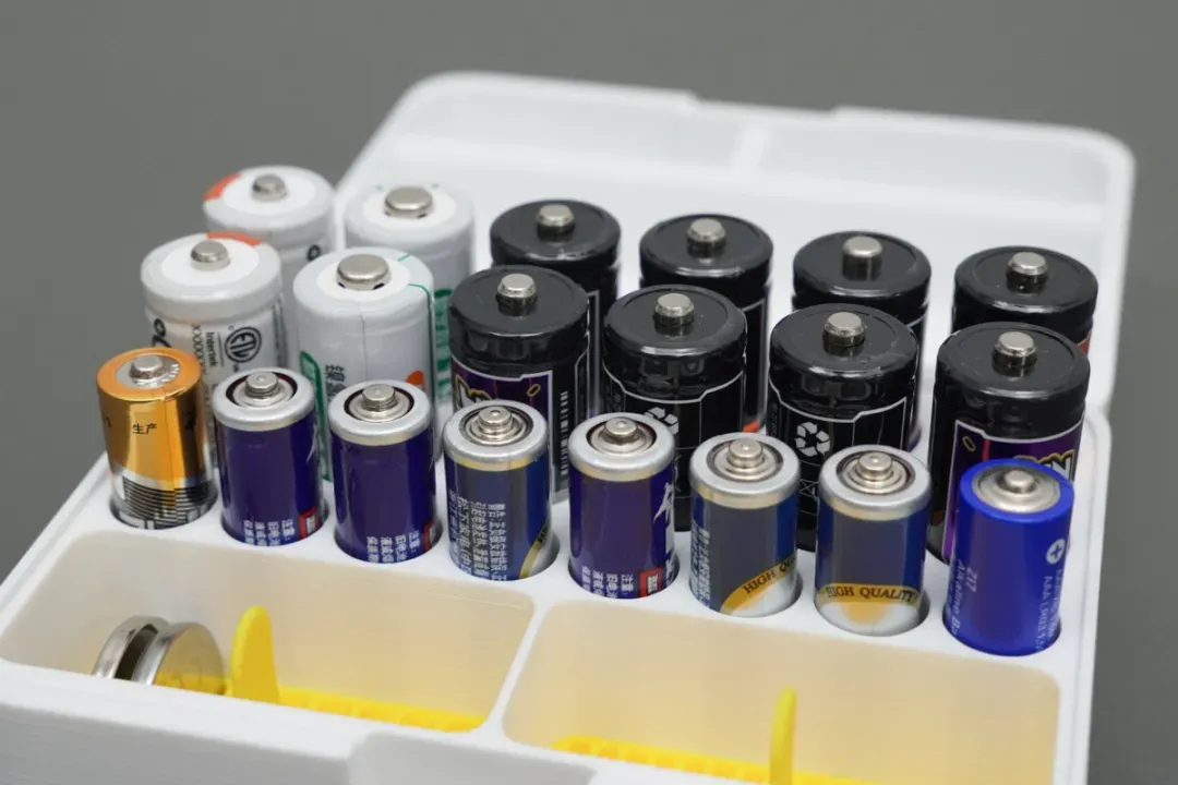 AA Meets Coin Cells | Hands-On with a Multifunctional 3D Printed Battery Case-Chargerlab