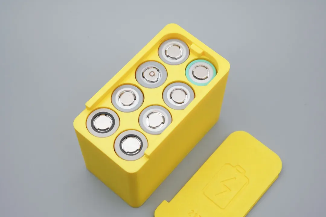 8-Bay Isolated Short-Circuit Protection, Hands-On with the Dedicated 21700 Battery Storage Box-Chargerlab